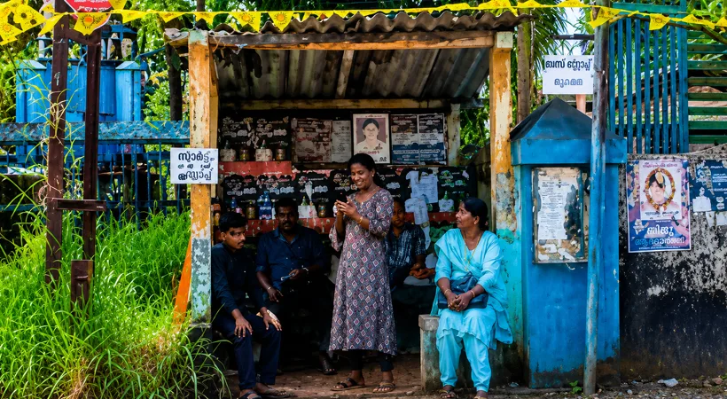 തകർന്നു വിഴാറായി മുഹമ്മ സിഎച്ച് സി ബസ് കാത്തിരിപ്പുകേന്ദ്രം